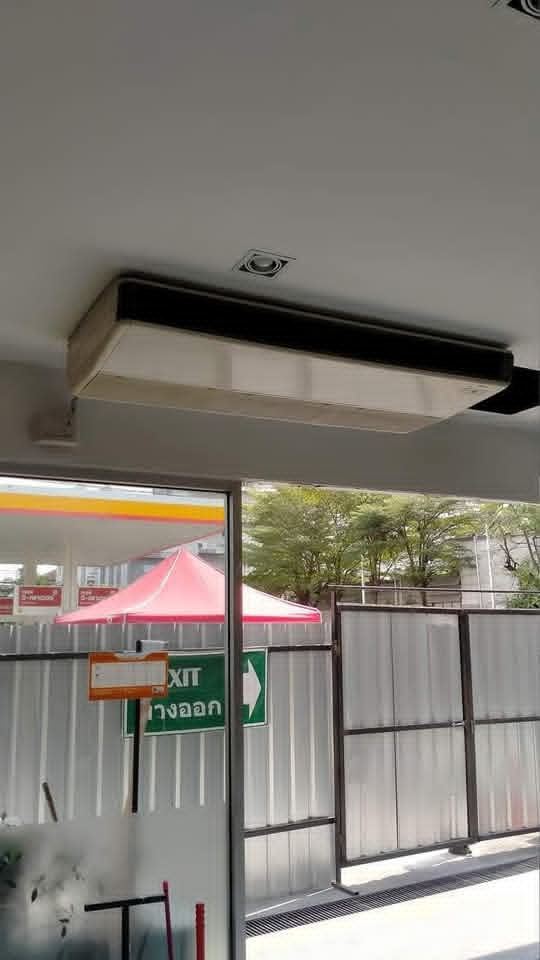 ทีมช่างเตรียมงานล้างแอร์บนนั่งร้าน