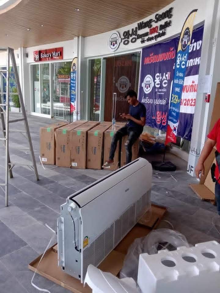 ทีมช่างเตรียมงานล้างแอร์บนนั่งร้าน