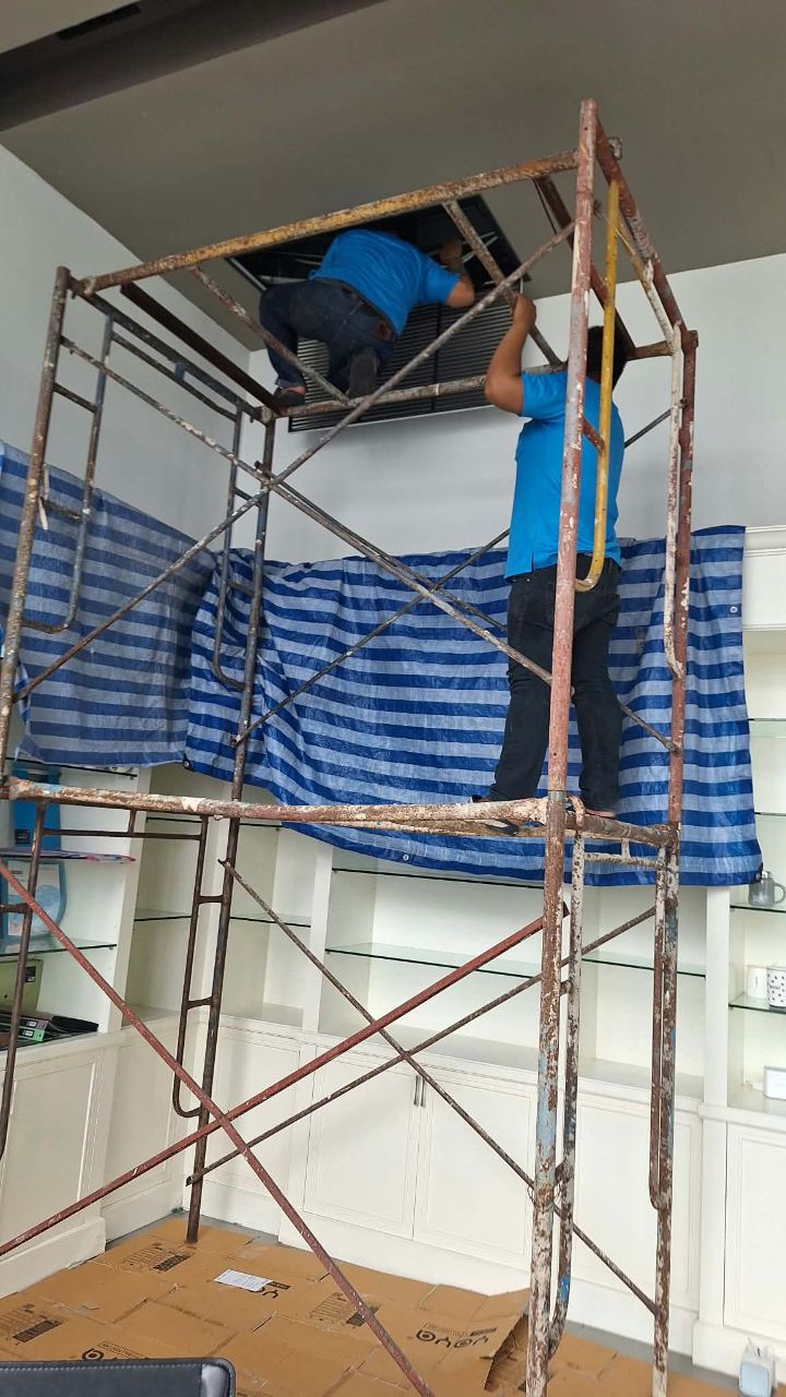 ครอบผ้ากันน้ำก่อนล้างแอร์ผนัง