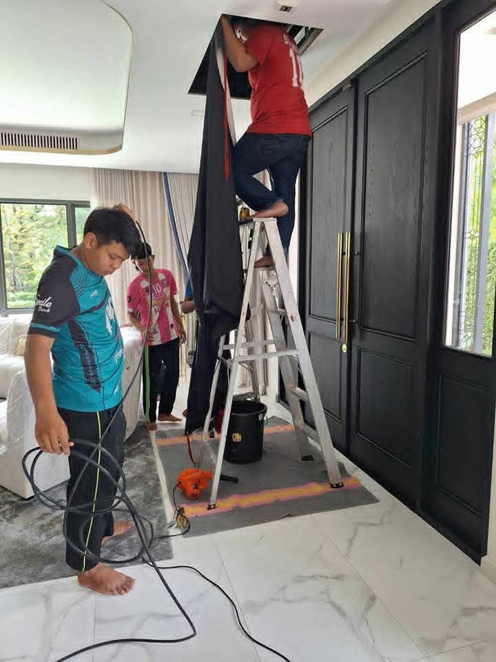ครอบผ้ากันน้ำก่อนล้างแอร์ผนัง